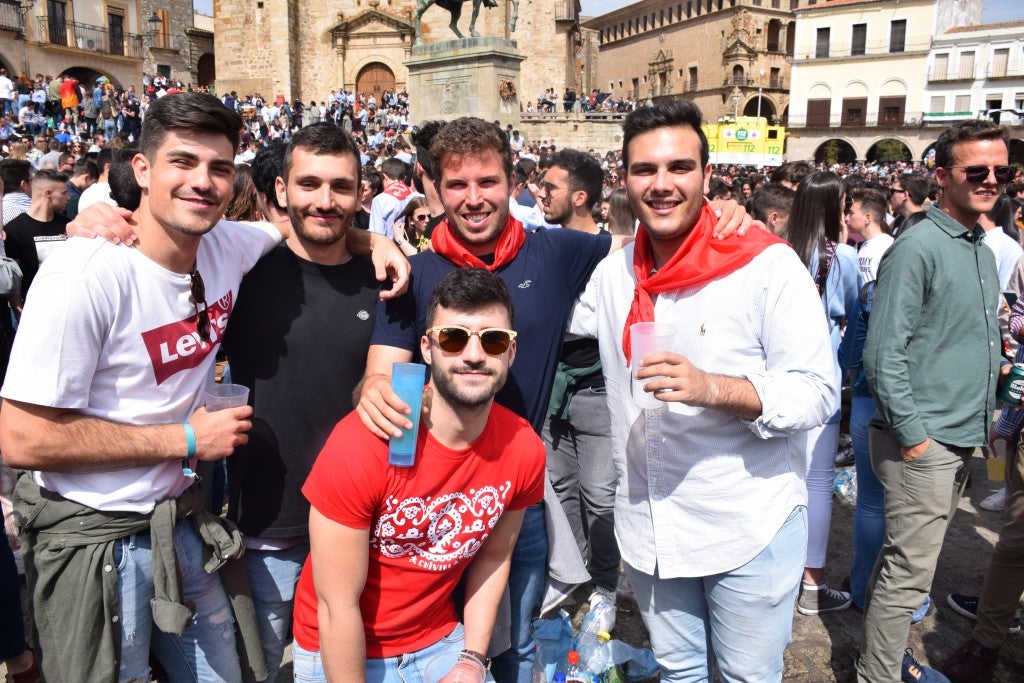 Con una temperatura primaveral, unas 12.000 personas, según fuentes policiales, llenaron la plaza Mayor de Trujillo y sus alrededores para celebrar una de las fiestas más características de Trujillo,, como es el Domingo de Resurrección, conocida popularmente por El Chíviri, declarada de Interés Turístico Regional