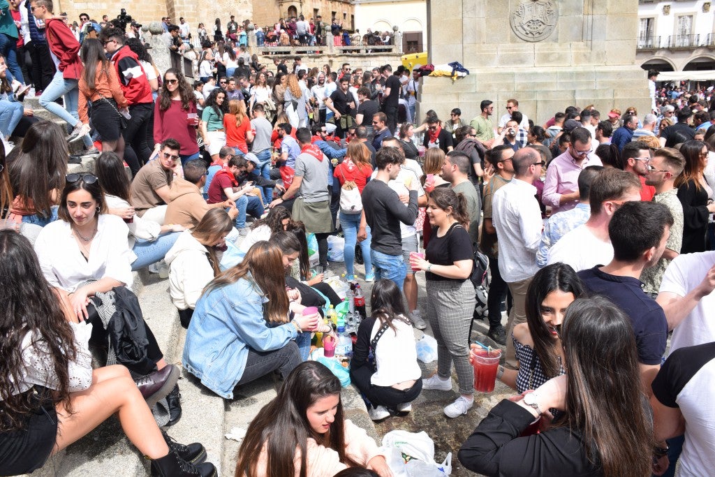 Con una temperatura primaveral, unas 12.000 personas, según fuentes policiales, llenaron la plaza Mayor de Trujillo y sus alrededores para celebrar una de las fiestas más características de Trujillo,, como es el Domingo de Resurrección, conocida popularmente por El Chíviri, declarada de Interés Turístico Regional