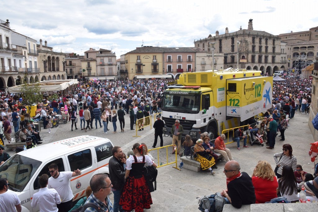 Con una temperatura primaveral, unas 12.000 personas, según fuentes policiales, llenaron la plaza Mayor de Trujillo y sus alrededores para celebrar una de las fiestas más características de Trujillo,, como es el Domingo de Resurrección, conocida popularmente por El Chíviri, declarada de Interés Turístico Regional