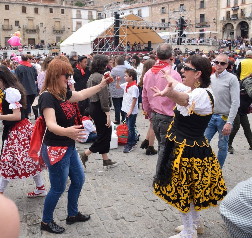 Con una temperatura primaveral, unas 12.000 personas, según fuentes policiales, llenaron la plaza Mayor de Trujillo y sus alrededores para celebrar una de las fiestas más características de Trujillo,, como es el Domingo de Resurrección, conocida popularmente por El Chíviri, declarada de Interés Turístico Regional