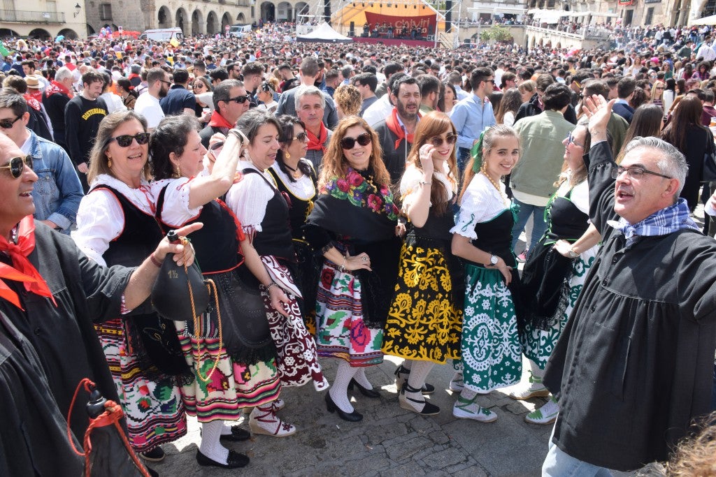 Con una temperatura primaveral, unas 12.000 personas, según fuentes policiales, llenaron la plaza Mayor de Trujillo y sus alrededores para celebrar una de las fiestas más características de Trujillo,, como es el Domingo de Resurrección, conocida popularmente por El Chíviri, declarada de Interés Turístico Regional