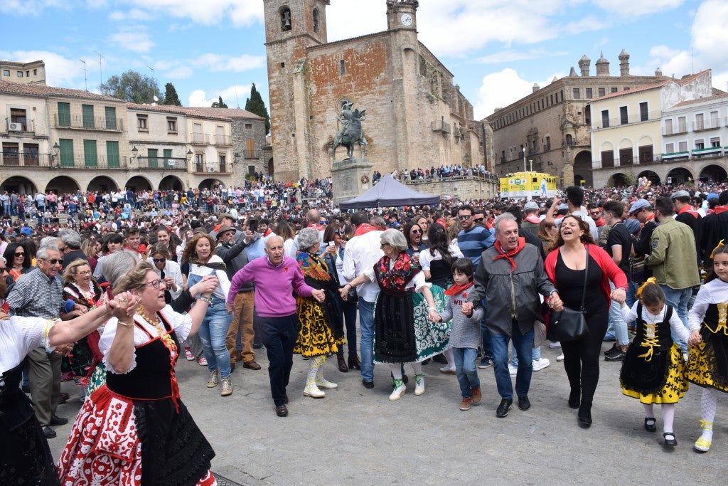 Con una temperatura primaveral, unas 12.000 personas, según fuentes policiales, llenaron la plaza Mayor de Trujillo y sus alrededores para celebrar una de las fiestas más características de Trujillo,, como es el Domingo de Resurrección, conocida popularmente por El Chíviri, declarada de Interés Turístico Regional