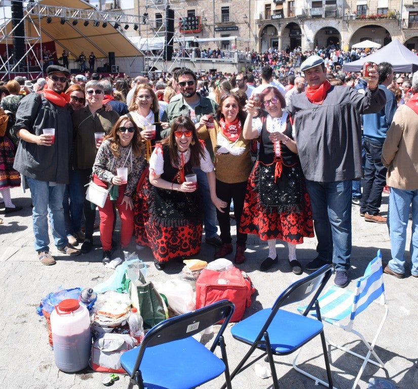 Con una temperatura primaveral, unas 12.000 personas, según fuentes policiales, llenaron la plaza Mayor de Trujillo y sus alrededores para celebrar una de las fiestas más características de Trujillo,, como es el Domingo de Resurrección, conocida popularmente por El Chíviri, declarada de Interés Turístico Regional