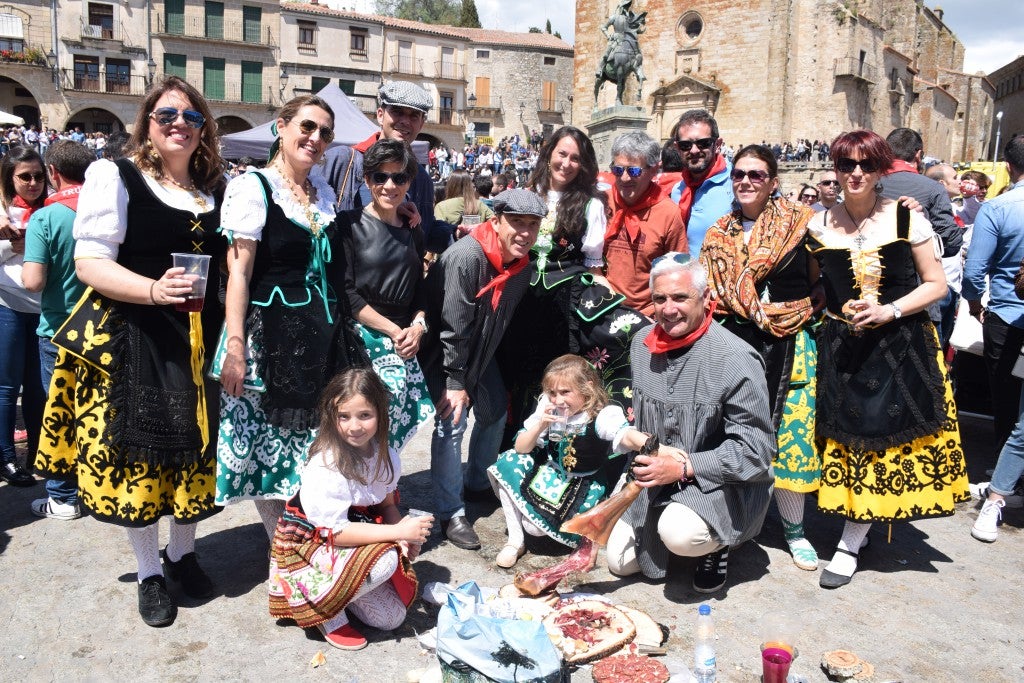 Con una temperatura primaveral, unas 12.000 personas, según fuentes policiales, llenaron la plaza Mayor de Trujillo y sus alrededores para celebrar una de las fiestas más características de Trujillo,, como es el Domingo de Resurrección, conocida popularmente por El Chíviri, declarada de Interés Turístico Regional