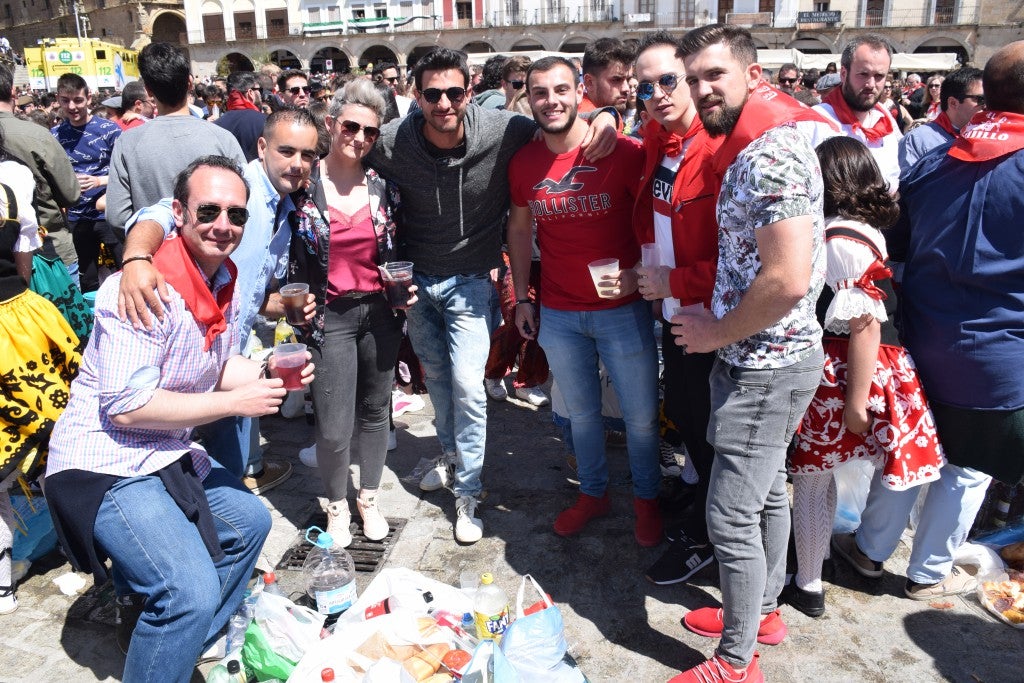 Con una temperatura primaveral, unas 12.000 personas, según fuentes policiales, llenaron la plaza Mayor de Trujillo y sus alrededores para celebrar una de las fiestas más características de Trujillo,, como es el Domingo de Resurrección, conocida popularmente por El Chíviri, declarada de Interés Turístico Regional