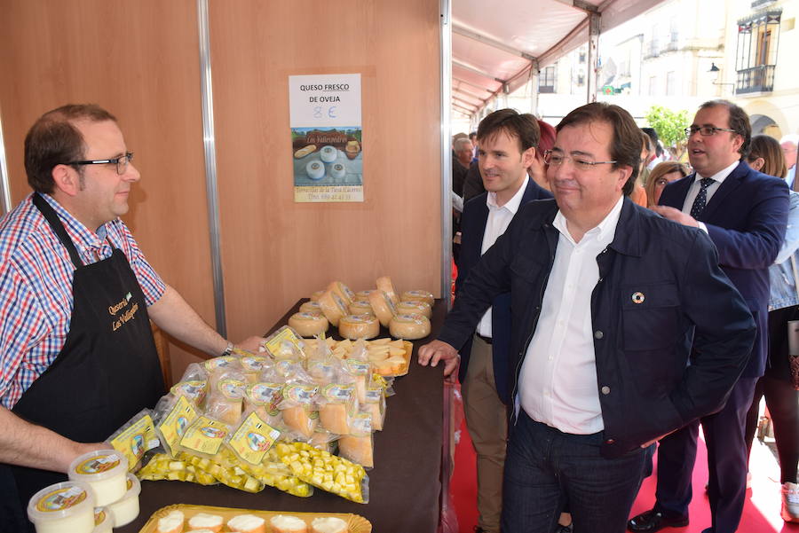 Vara y Casero conversan con un productor de Torrecillas de la Tiesa .