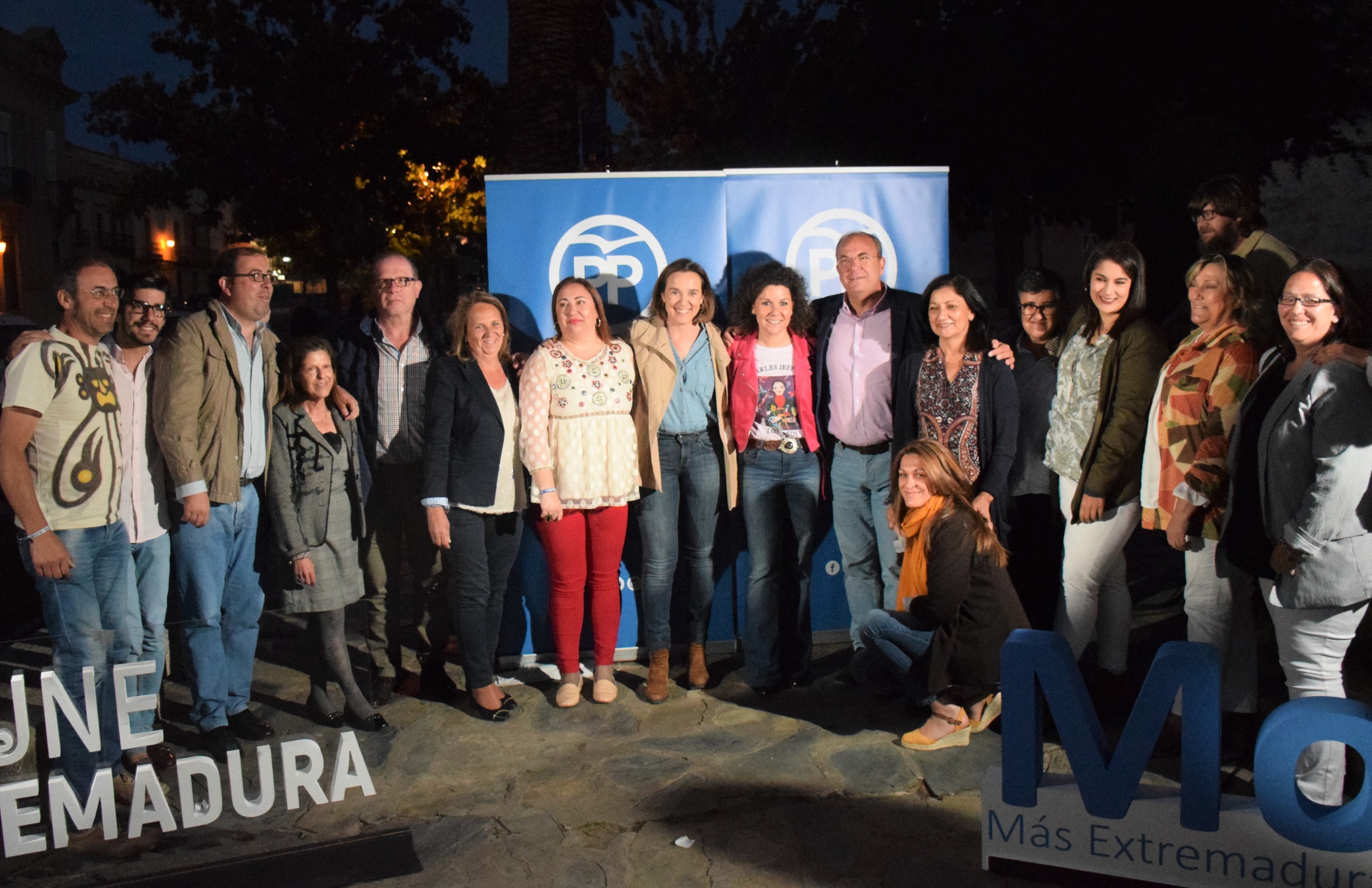 Los líderes del PP junto a integrantes de la candidatura local de los populares 