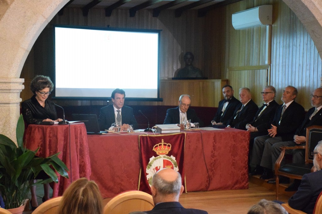 No faltó casi nadie. Estuvieron representantes de la Junta, de la Universidad de Extremadura, así como de otras universidades españolas, junto a directores de museos, entre otros representantes de instituciones vinculadas, de una u otra forma, al patrimonio, al arte y a la docencia. Asimismo, asistieron compañeros, amigos y familiares. Así de bien rodeada, la catedrática de Historia del Arte, María del Mar Lozano Bartolozzi, tomó posesión ayer como nueva académica en la Academia de Extremadura de las Letras y la Artes.El acto, lleno de solemnidad, tuvo lugar en la sede de esta institución, el palacio de Lorenzana de Trujillo. Lozano Bartolozzi cubre la vacante del quien fuera director de la entidad, José Miguel Santiago Castelo, fallecido en mayo de 2015.