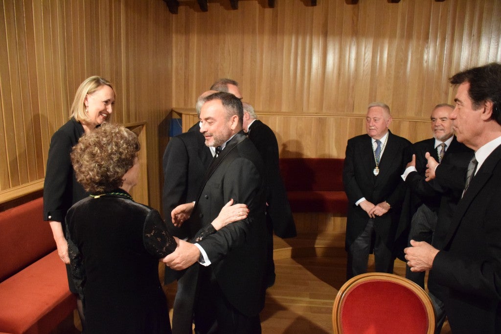 No faltó casi nadie. Estuvieron representantes de la Junta, de la Universidad de Extremadura, así como de otras universidades españolas, junto a directores de museos, entre otros representantes de instituciones vinculadas, de una u otra forma, al patrimonio, al arte y a la docencia. Asimismo, asistieron compañeros, amigos y familiares. Así de bien rodeada, la catedrática de Historia del Arte, María del Mar Lozano Bartolozzi, tomó posesión ayer como nueva académica en la Academia de Extremadura de las Letras y la Artes.El acto, lleno de solemnidad, tuvo lugar en la sede de esta institución, el palacio de Lorenzana de Trujillo. Lozano Bartolozzi cubre la vacante del quien fuera director de la entidad, José Miguel Santiago Castelo, fallecido en mayo de 2015.