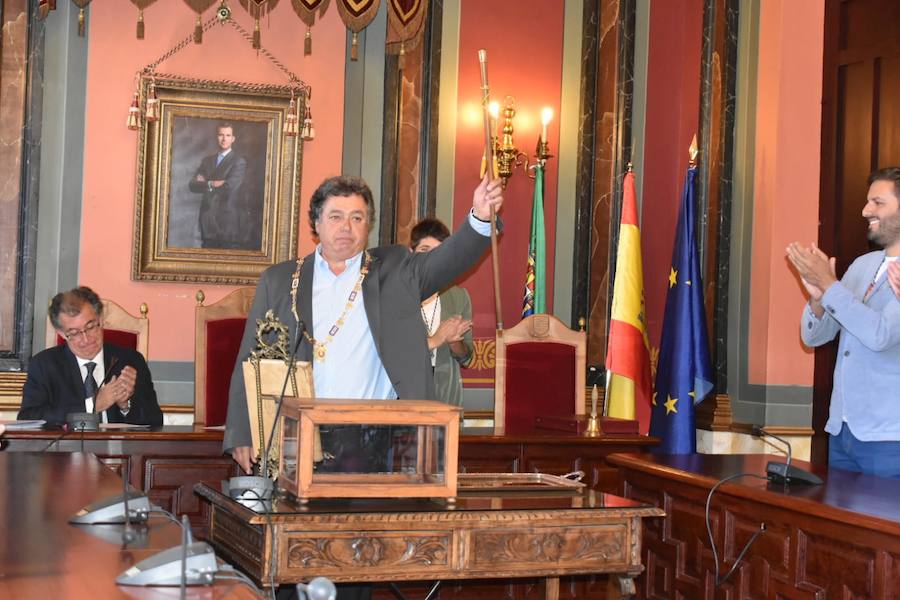 José Antonio Redondo, tras recibir el bastón de mando de la ciudad 