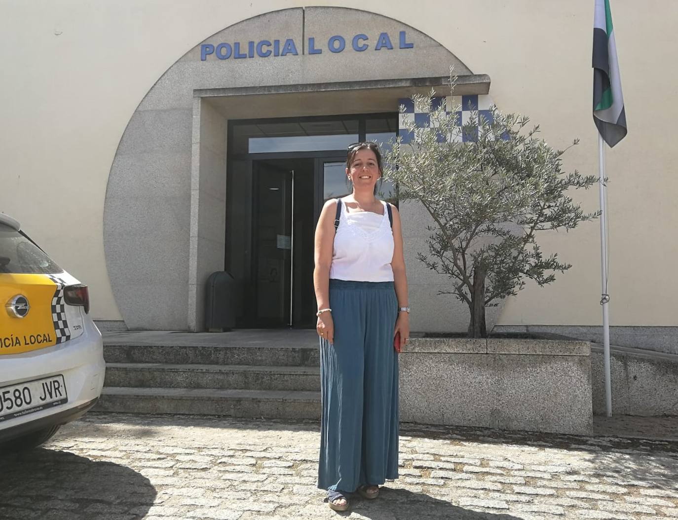 Lucía Sánchez, junto a la entrada de la Policía Local 
