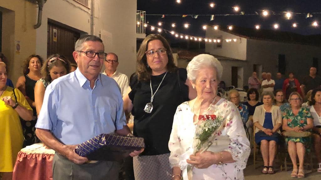 Los responsables de la hermandad de la Piedad hacen un balance muy positivo de las fiestas del barrio trujillano, que transcurrieron la semana pasada. Los días clave fueron el viernes, el sábado y el domingo, con una gran afluencia de público, tanto en los festejos populares como en los religiosos. Eso sí, la lluvia del sábado por la mañana mermó la afuencia de público infantil en los hinchables. No faltó el homenaje a los mayores, las verbenas, la puja, así como un espectáculo con un tributo a Raphael.