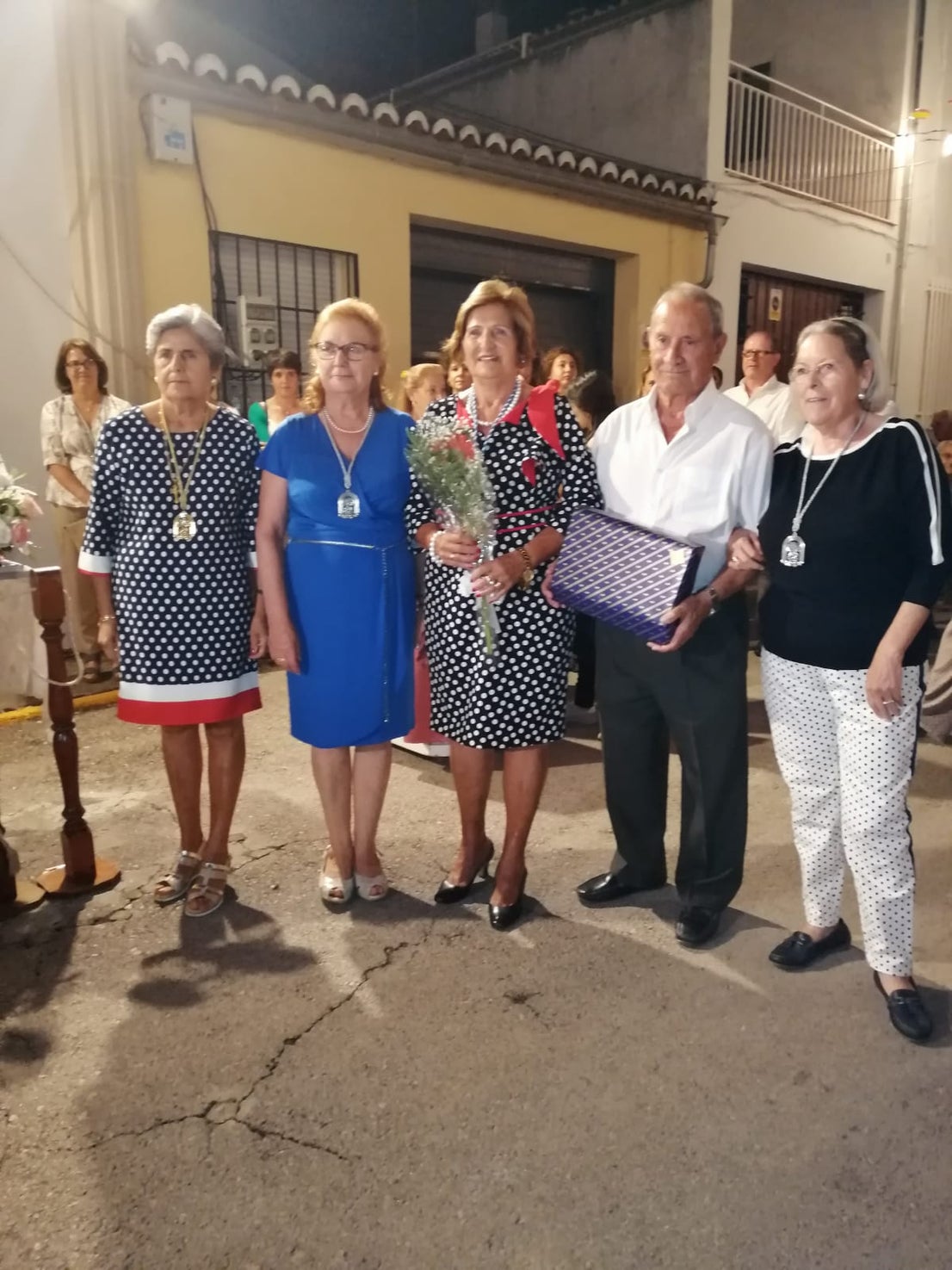 Los responsables de la hermandad de la Piedad hacen un balance muy positivo de las fiestas del barrio trujillano, que transcurrieron la semana pasada. Los días clave fueron el viernes, el sábado y el domingo, con una gran afluencia de público, tanto en los festejos populares como en los religiosos. Eso sí, la lluvia del sábado por la mañana mermó la afuencia de público infantil en los hinchables. No faltó el homenaje a los mayores, las verbenas, la puja, así como un espectáculo con un tributo a Raphael.