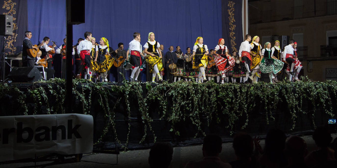 El Festival Valfermoso, organizado por la Asociación Coros y Danzas Virgen del Rosario, congregó a más de 700 personas en la plaza de Huertas de Ánimas. Como novedad, actuó la formación 'Cultura y tradición mexicana', con rimos y bailes muy variados. También se subieron al escenario el grupo infantil, el juvenil y el titular de entidad anfitriona. 