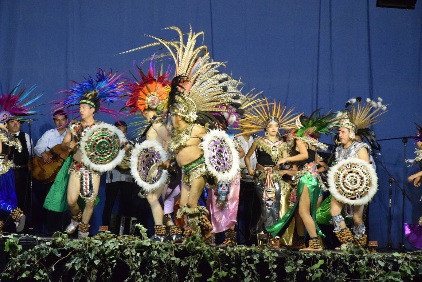 El Festival Valfermoso, organizado por la Asociación Coros y Danzas Virgen del Rosario, congregó a más de 700 personas en la plaza de Huertas de Ánimas. Como novedad, actuó la formación 'Cultura y tradición mexicana', con rimos y bailes muy variados. También se subieron al escenario el grupo infantil, el juvenil y el titular de entidad anfitriona. 