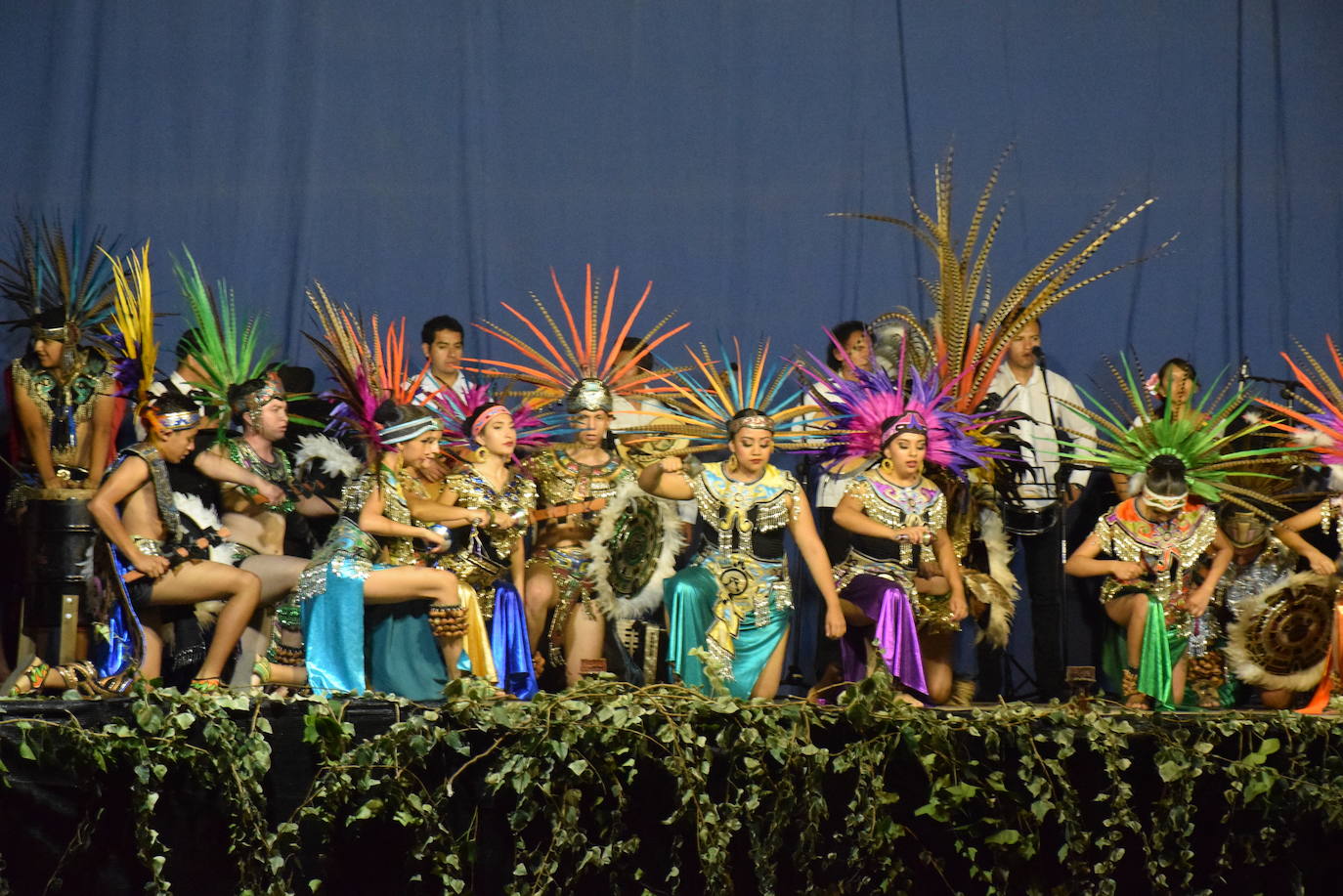 El Festival Valfermoso, organizado por la Asociación Coros y Danzas Virgen del Rosario, congregó a más de 700 personas en la plaza de Huertas de Ánimas. Como novedad, actuó la formación 'Cultura y tradición mexicana', con rimos y bailes muy variados. También se subieron al escenario el grupo infantil, el juvenil y el titular de entidad anfitriona. 