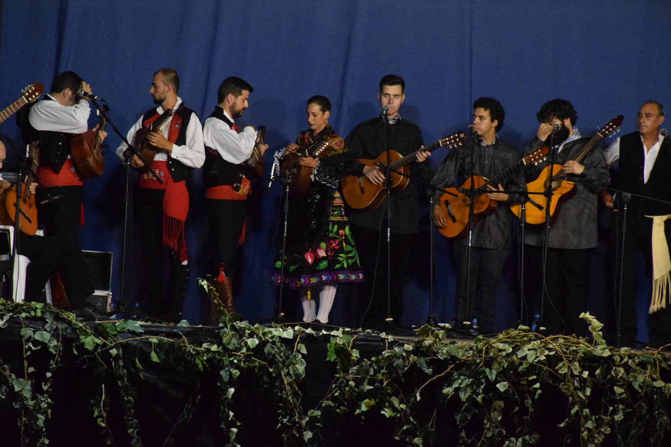 El Festival Valfermoso, organizado por la Asociación Coros y Danzas Virgen del Rosario, congregó a más de 700 personas en la plaza de Huertas de Ánimas. Como novedad, actuó la formación 'Cultura y tradición mexicana', con rimos y bailes muy variados. También se subieron al escenario el grupo infantil, el juvenil y el titular de entidad anfitriona. 
