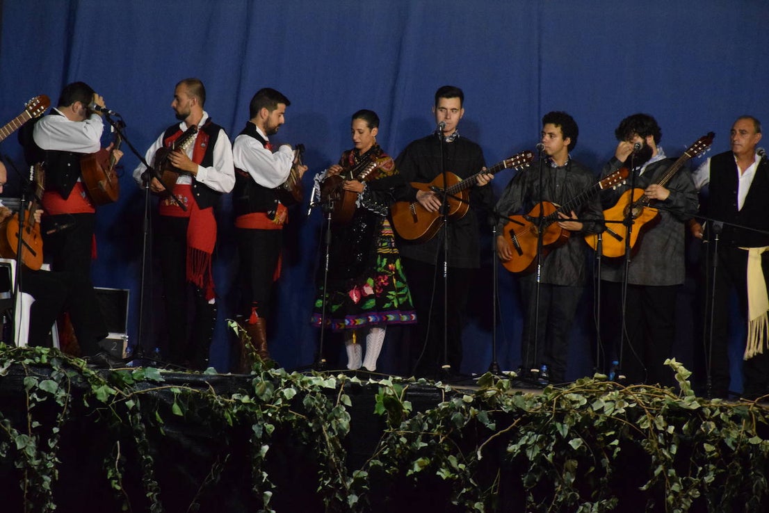 El Festival Valfermoso, organizado por la Asociación Coros y Danzas Virgen del Rosario, congregó a más de 700 personas en la plaza de Huertas de Ánimas. Como novedad, actuó la formación 'Cultura y tradición mexicana', con rimos y bailes muy variados. También se subieron al escenario el grupo infantil, el juvenil y el titular de entidad anfitriona. 