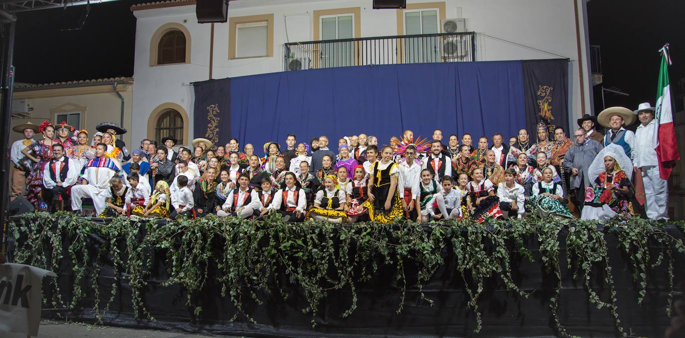 El Festival Valfermoso, organizado por la Asociación Coros y Danzas Virgen del Rosario, congregó a más de 700 personas en la plaza de Huertas de Ánimas. Como novedad, actuó la formación 'Cultura y tradición mexicana', con rimos y bailes muy variados. También se subieron al escenario el grupo infantil, el juvenil y el titular de entidad anfitriona. 
