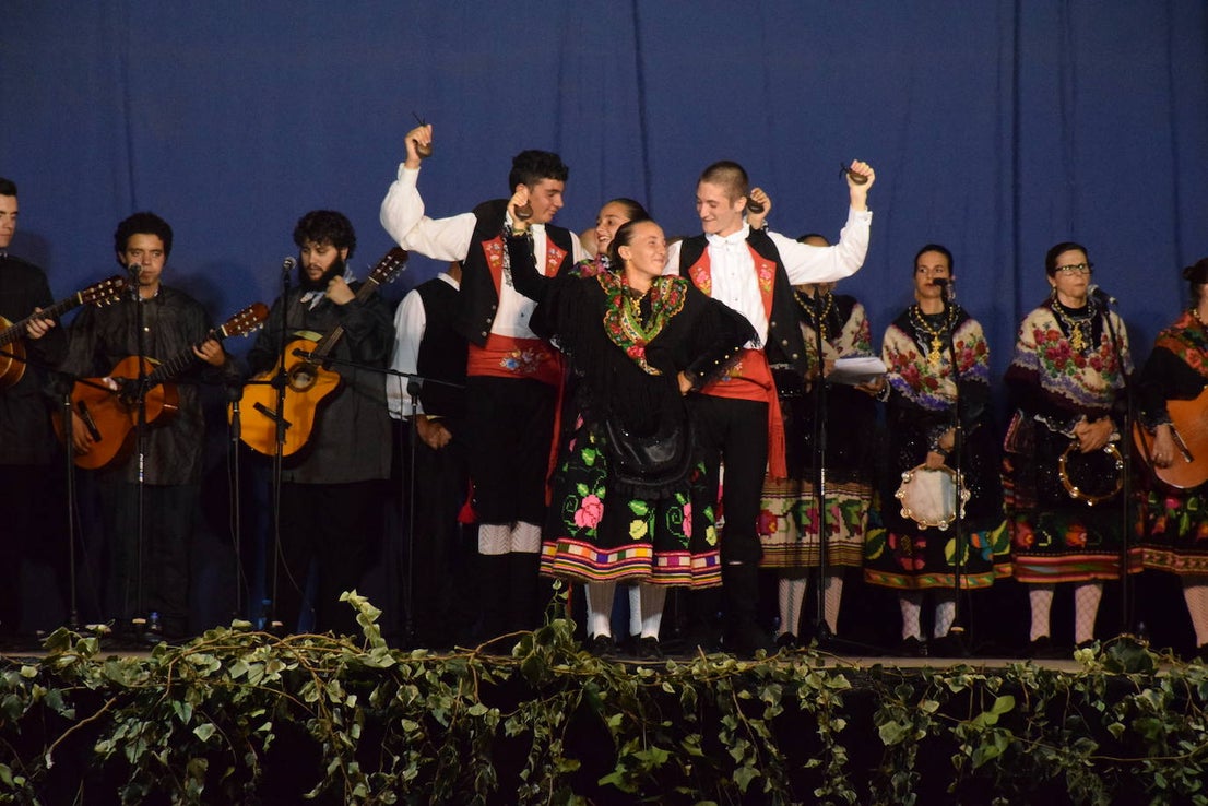 El Festival Valfermoso, organizado por la Asociación Coros y Danzas Virgen del Rosario, congregó a más de 700 personas en la plaza de Huertas de Ánimas. Como novedad, actuó la formación 'Cultura y tradición mexicana', con rimos y bailes muy variados. También se subieron al escenario el grupo infantil, el juvenil y el titular de entidad anfitriona. 
