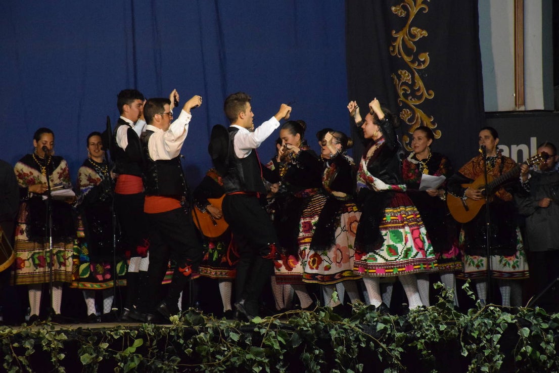 El Festival Valfermoso, organizado por la Asociación Coros y Danzas Virgen del Rosario, congregó a más de 700 personas en la plaza de Huertas de Ánimas. Como novedad, actuó la formación 'Cultura y tradición mexicana', con rimos y bailes muy variados. También se subieron al escenario el grupo infantil, el juvenil y el titular de entidad anfitriona. 