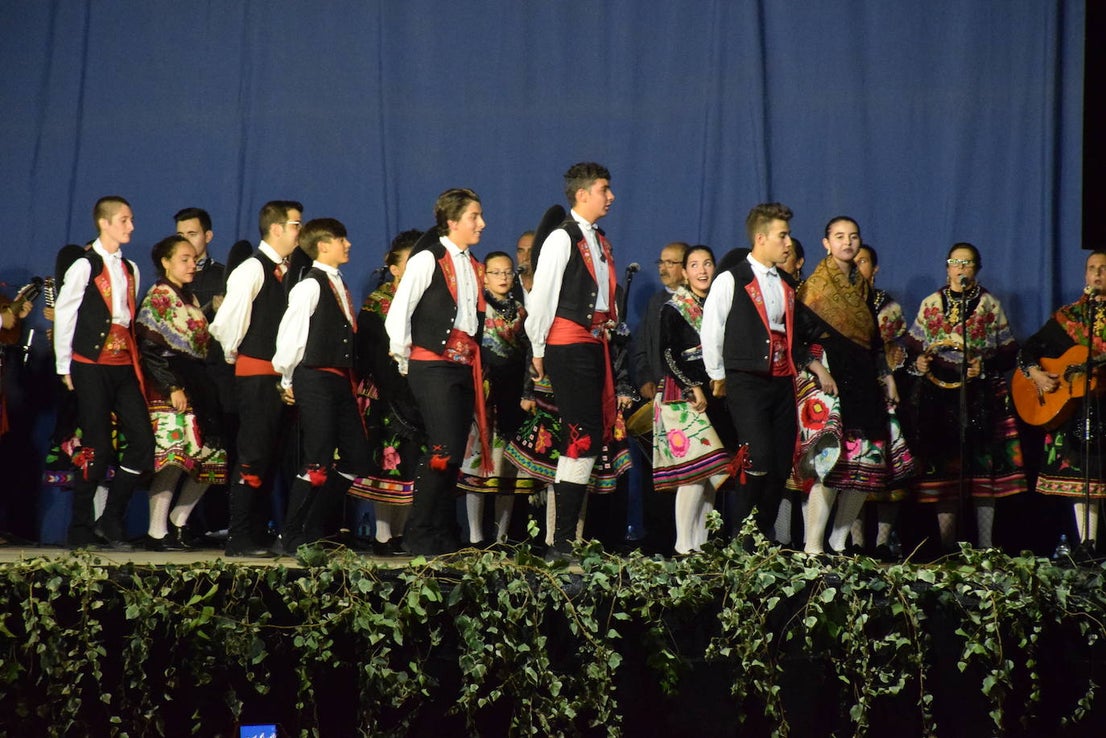 El Festival Valfermoso, organizado por la Asociación Coros y Danzas Virgen del Rosario, congregó a más de 700 personas en la plaza de Huertas de Ánimas. Como novedad, actuó la formación 'Cultura y tradición mexicana', con rimos y bailes muy variados. También se subieron al escenario el grupo infantil, el juvenil y el titular de entidad anfitriona. 