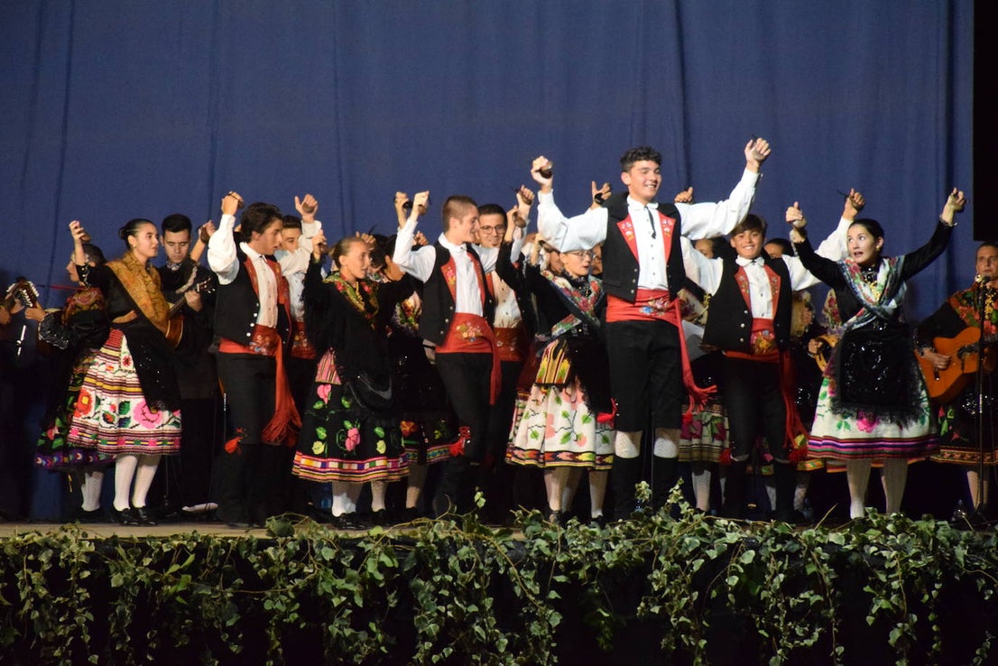 El Festival Valfermoso, organizado por la Asociación Coros y Danzas Virgen del Rosario, congregó a más de 700 personas en la plaza de Huertas de Ánimas. Como novedad, actuó la formación 'Cultura y tradición mexicana', con rimos y bailes muy variados. También se subieron al escenario el grupo infantil, el juvenil y el titular de entidad anfitriona. 