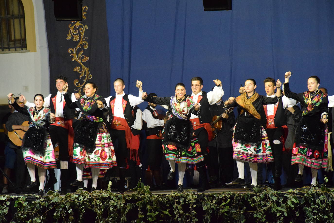 El Festival Valfermoso, organizado por la Asociación Coros y Danzas Virgen del Rosario, congregó a más de 700 personas en la plaza de Huertas de Ánimas. Como novedad, actuó la formación 'Cultura y tradición mexicana', con rimos y bailes muy variados. También se subieron al escenario el grupo infantil, el juvenil y el titular de entidad anfitriona. 