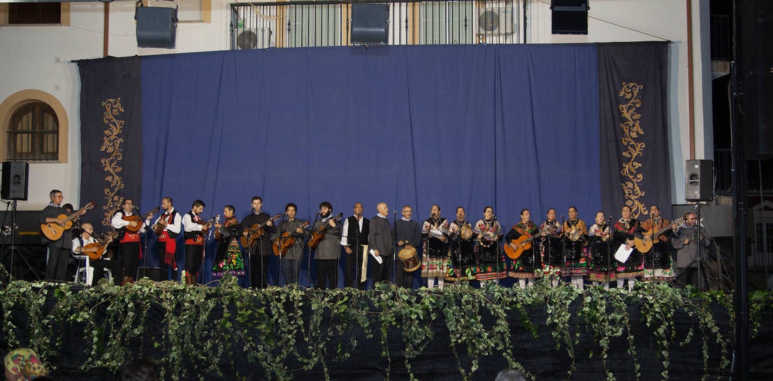 El Festival Valfermoso, organizado por la Asociación Coros y Danzas Virgen del Rosario, congregó a más de 700 personas en la plaza de Huertas de Ánimas. Como novedad, actuó la formación 'Cultura y tradición mexicana', con rimos y bailes muy variados. También se subieron al escenario el grupo infantil, el juvenil y el titular de entidad anfitriona. 