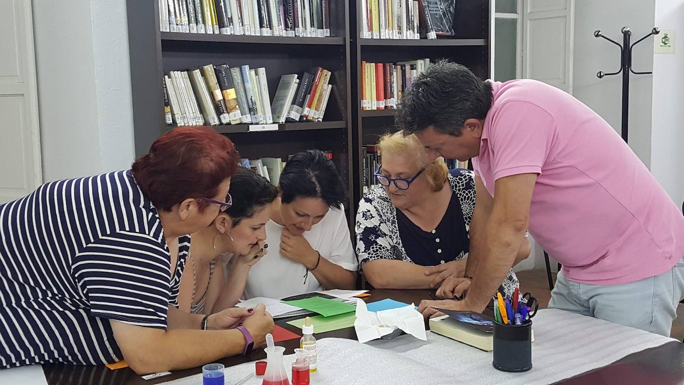 Participantes en una de las activiades llevadas a cabo en la biblioteca 