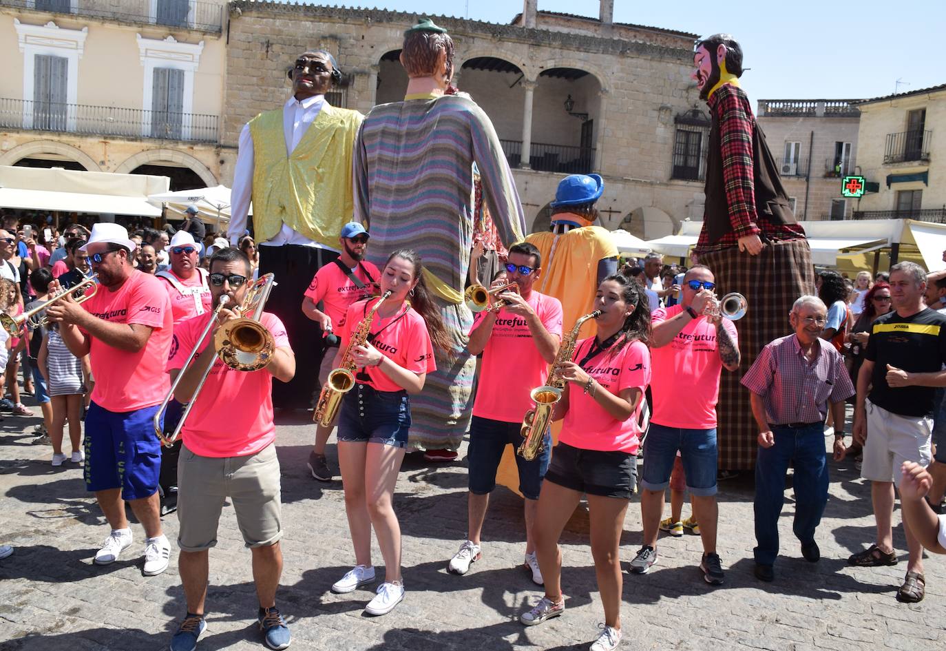 Los gigantes y cabezudos en la plaza Mayor, junto a la charanga La Crisi 