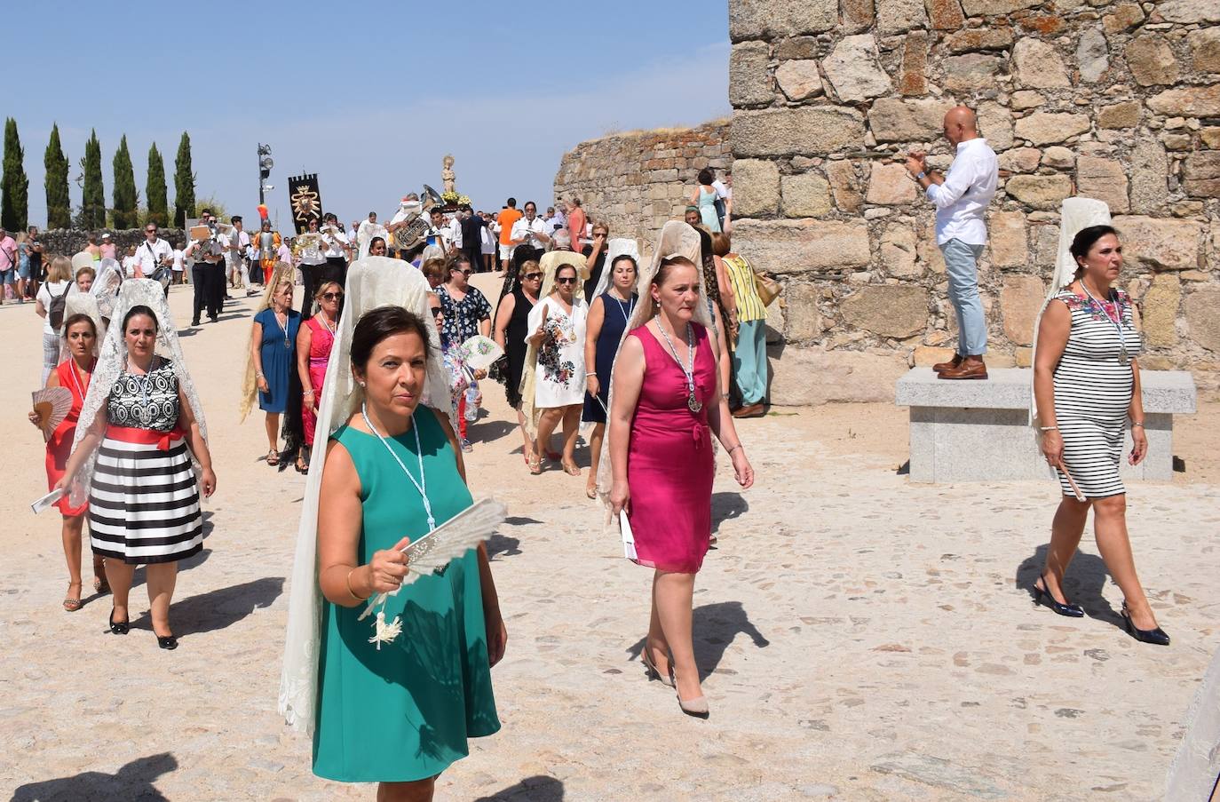 Mujeres vestidas de manchilla en la procesión con la Virgen de la Victoria