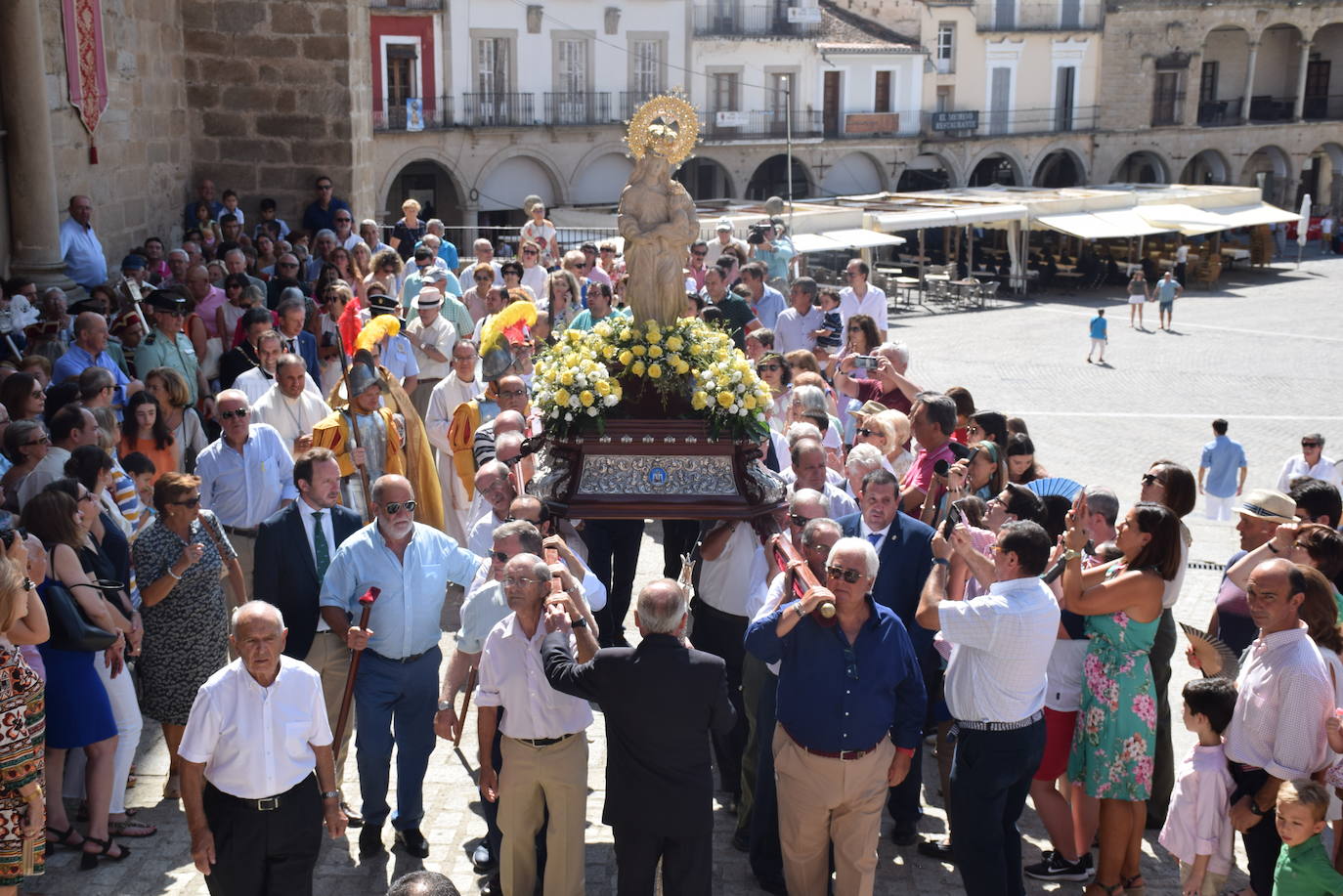 La ciudad despidió ayer los actos religiosos de las fiestas patronales con la tradicional subida, en procesión, de la Patrona, la Virgen de la Victoria, desde la iglesia de San Martín a la alcazaba trujillana. En su explanada, se cantó por última vez en estas fiestas el himno Salve. 