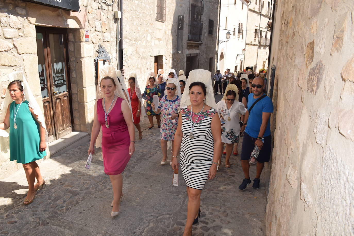 La ciudad despidió ayer los actos religiosos de las fiestas patronales con la tradicional subida, en procesión, de la Patrona, la Virgen de la Victoria, desde la iglesia de San Martín a la alcazaba trujillana. En su explanada, se cantó por última vez en estas fiestas el himno Salve. 