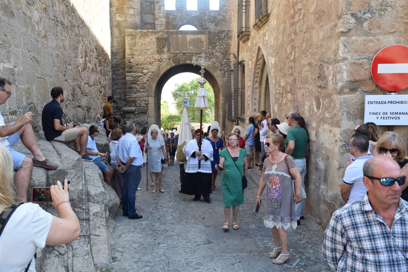 La ciudad despidió ayer los actos religiosos de las fiestas patronales con la tradicional subida, en procesión, de la Patrona, la Virgen de la Victoria, desde la iglesia de San Martín a la alcazaba trujillana. En su explanada, se cantó por última vez en estas fiestas el himno Salve. 