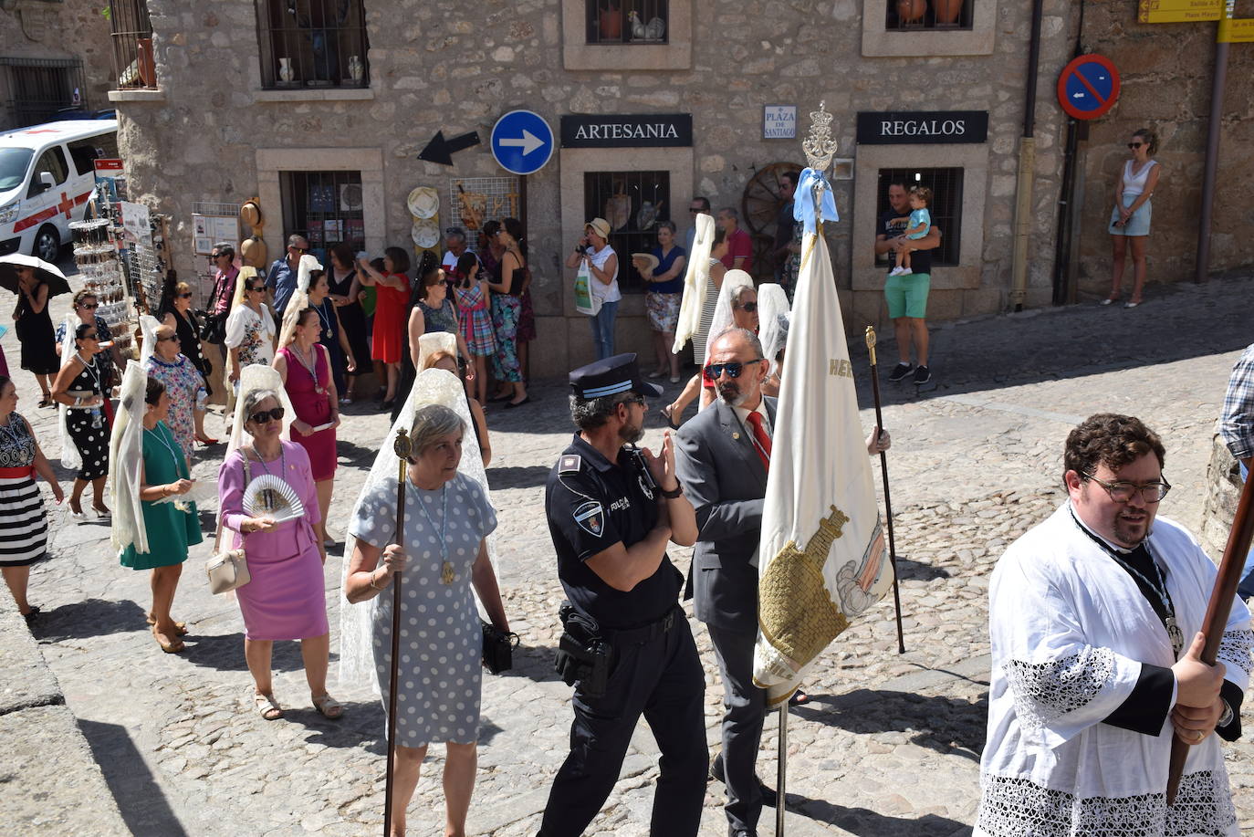 La ciudad despidió ayer los actos religiosos de las fiestas patronales con la tradicional subida, en procesión, de la Patrona, la Virgen de la Victoria, desde la iglesia de San Martín a la alcazaba trujillana. En su explanada, se cantó por última vez en estas fiestas el himno Salve. 