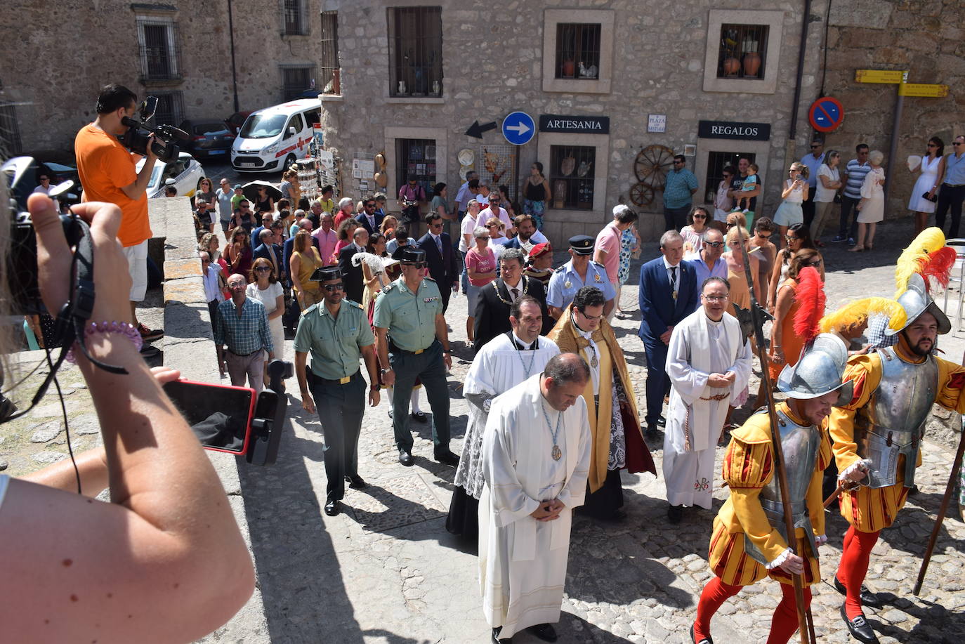 La ciudad despidió ayer los actos religiosos de las fiestas patronales con la tradicional subida, en procesión, de la Patrona, la Virgen de la Victoria, desde la iglesia de San Martín a la alcazaba trujillana. En su explanada, se cantó por última vez en estas fiestas el himno Salve. 