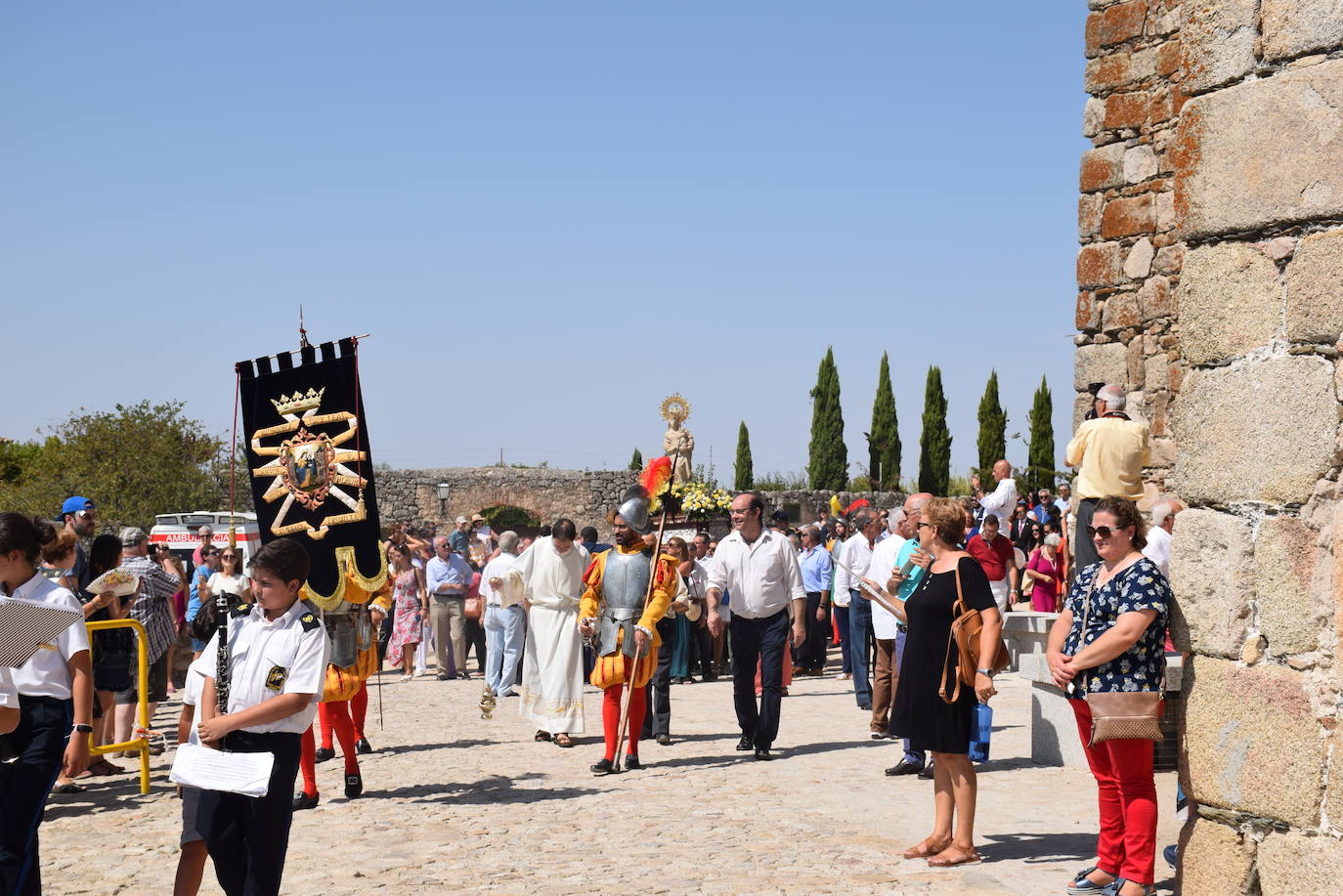 La ciudad despidió ayer los actos religiosos de las fiestas patronales con la tradicional subida, en procesión, de la Patrona, la Virgen de la Victoria, desde la iglesia de San Martín a la alcazaba trujillana. En su explanada, se cantó por última vez en estas fiestas el himno Salve. 