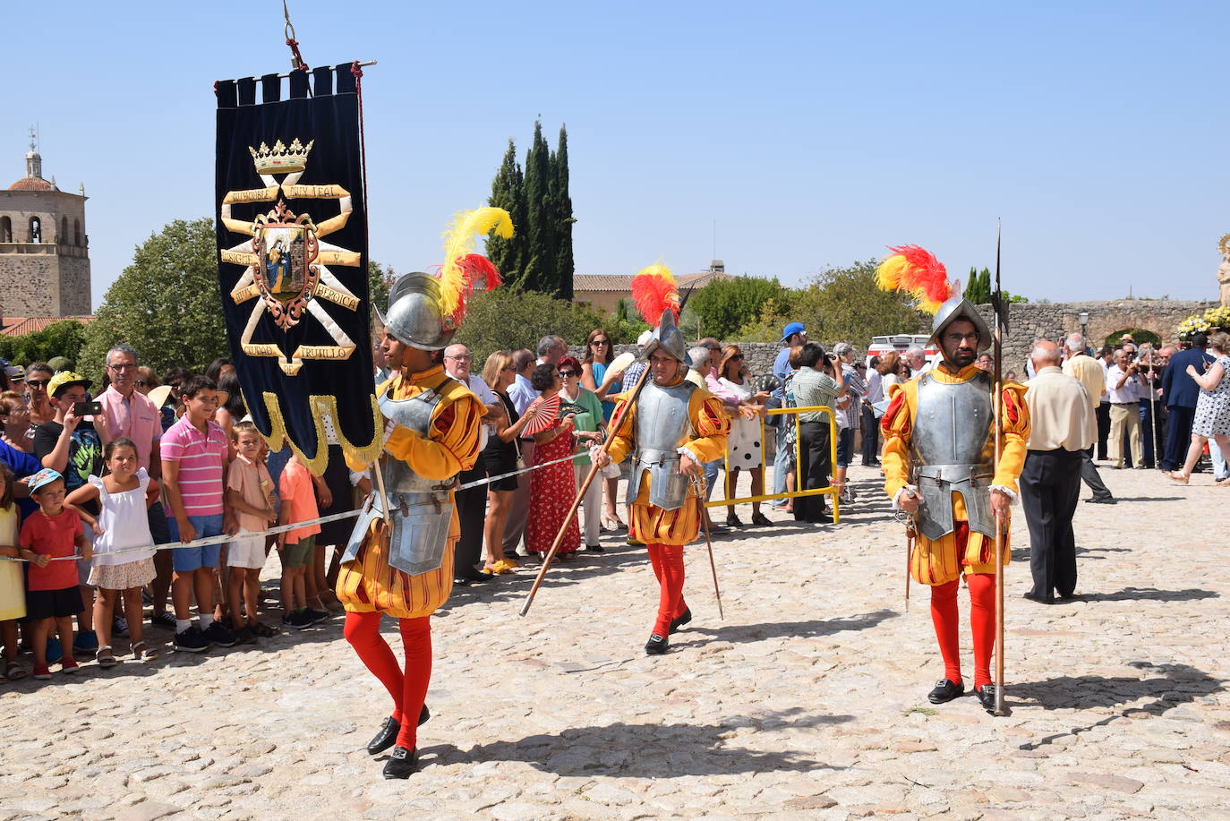 La ciudad despidió ayer los actos religiosos de las fiestas patronales con la tradicional subida, en procesión, de la Patrona, la Virgen de la Victoria, desde la iglesia de San Martín a la alcazaba trujillana. En su explanada, se cantó por última vez en estas fiestas el himno Salve. 