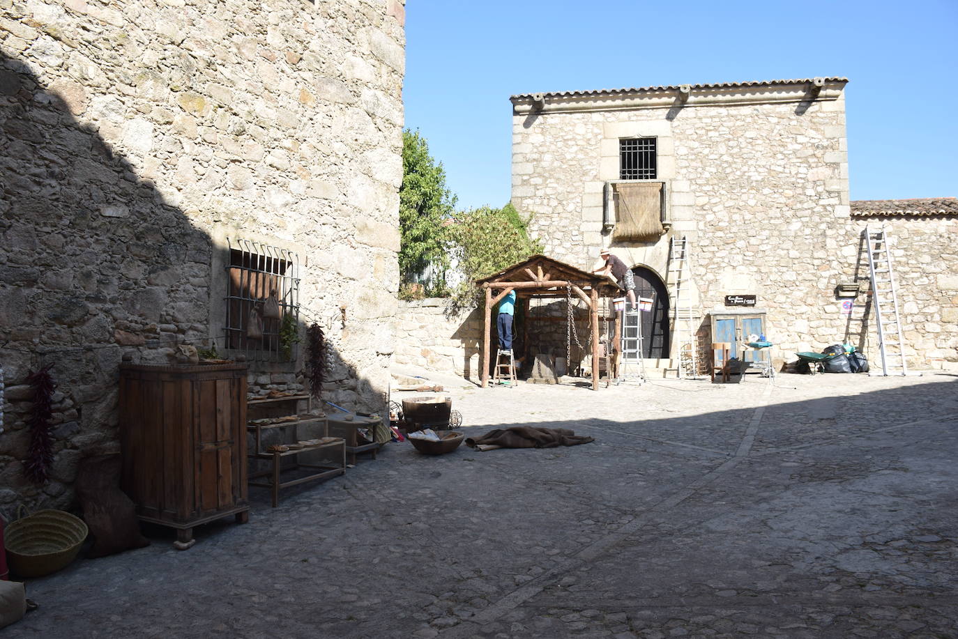 El montaje ayer de una pequeña fragua en la parte antigua para la grabación 