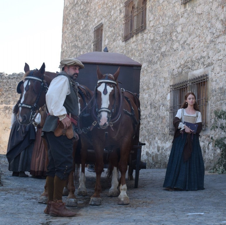 La parte antigua se convirtió en la Plasencia del siglo XVI, por donde caminaba la heroína Inés de Suárez, justo antes de emprender su viaje al Nuevo Mundo en busca de su marido, Juan de Málaga. Así fue parte del rodaje de la serie 'Inés del alma mía' en la ciudad. Contó con tres jornadas y en ellas participó la protagonista, Elena Rivera.