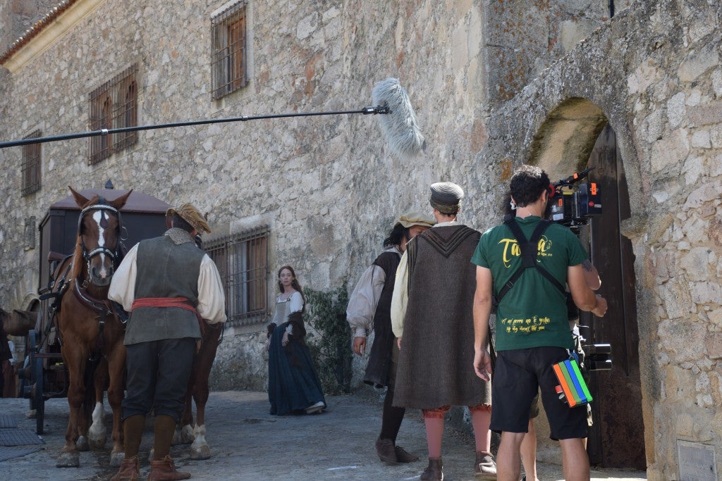 La parte antigua se convirtió en la Plasencia del siglo XVI, por donde caminaba la heroína Inés de Suárez, justo antes de emprender su viaje al Nuevo Mundo en busca de su marido, Juan de Málaga. Así fue parte del rodaje de la serie 'Inés del alma mía' en la ciudad. Contó con tres jornadas y en ellas participó la protagonista, Elena Rivera.