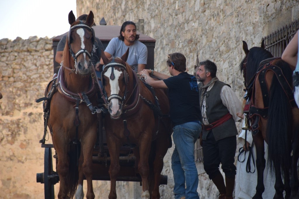 La parte antigua se convirtió en la Plasencia del siglo XVI, por donde caminaba la heroína Inés de Suárez, justo antes de emprender su viaje al Nuevo Mundo en busca de su marido, Juan de Málaga. Así fue parte del rodaje de la serie 'Inés del alma mía' en la ciudad. Contó con tres jornadas y en ellas participó la protagonista, Elena Rivera.