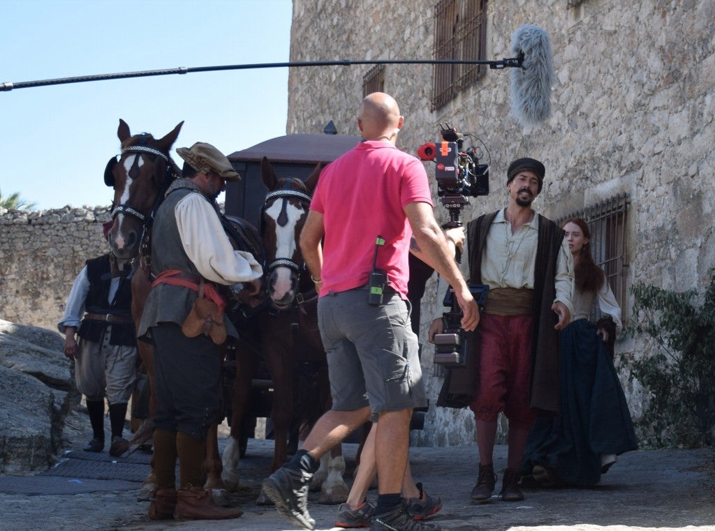 La parte antigua se convirtió en la Plasencia del siglo XVI, por donde caminaba la heroína Inés de Suárez, justo antes de emprender su viaje al Nuevo Mundo en busca de su marido, Juan de Málaga. Así fue parte del rodaje de la serie 'Inés del alma mía' en la ciudad. Contó con tres jornadas y en ellas participó la protagonista, Elena Rivera.