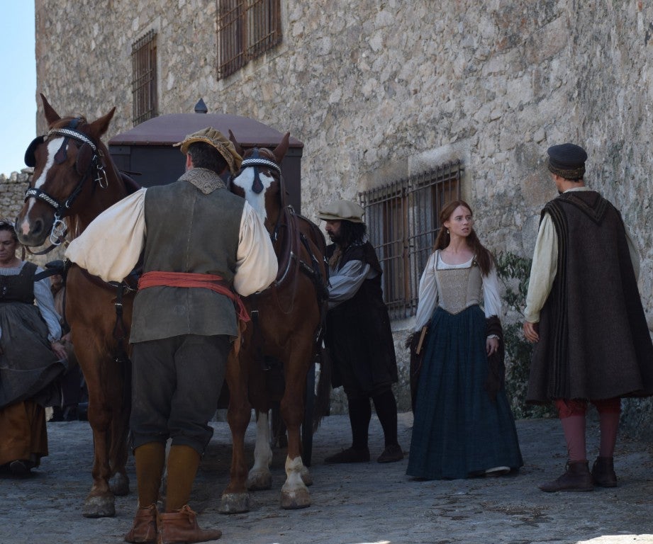 La parte antigua se convirtió en la Plasencia del siglo XVI, por donde caminaba la heroína Inés de Suárez, justo antes de emprender su viaje al Nuevo Mundo en busca de su marido, Juan de Málaga. Así fue parte del rodaje de la serie 'Inés del alma mía' en la ciudad. Contó con tres jornadas y en ellas participó la protagonista, Elena Rivera.