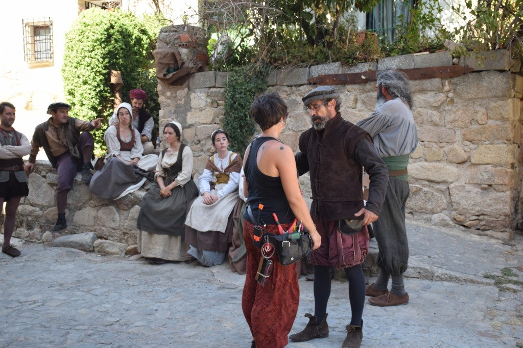 La parte antigua se convirtió en la Plasencia del siglo XVI, por donde caminaba la heroína Inés de Suárez, justo antes de emprender su viaje al Nuevo Mundo en busca de su marido, Juan de Málaga. Así fue parte del rodaje de la serie 'Inés del alma mía' en la ciudad. Contó con tres jornadas y en ellas participó la protagonista, Elena Rivera.