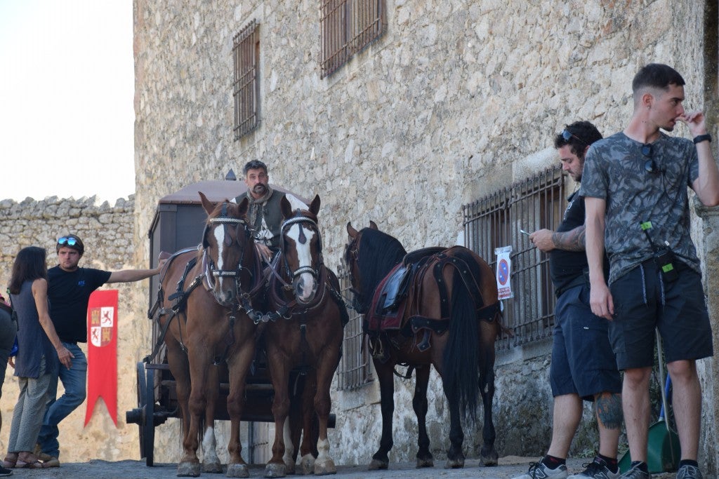 La parte antigua se convirtió en la Plasencia del siglo XVI, por donde caminaba la heroína Inés de Suárez, justo antes de emprender su viaje al Nuevo Mundo en busca de su marido, Juan de Málaga. Así fue parte del rodaje de la serie 'Inés del alma mía' en la ciudad. Contó con tres jornadas y en ellas participó la protagonista, Elena Rivera.