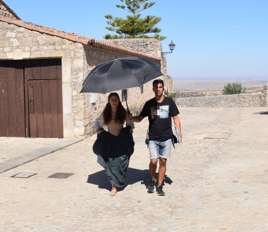 La parte antigua se convirtió en la Plasencia del siglo XVI, por donde caminaba la heroína Inés de Suárez, justo antes de emprender su viaje al Nuevo Mundo en busca de su marido, Juan de Málaga. Así fue parte del rodaje de la serie 'Inés del alma mía' en la ciudad. Contó con tres jornadas y en ellas participó la protagonista, Elena Rivera.