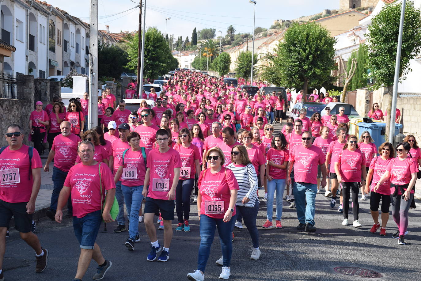 Imagen secundaria 1 - La ciudad se tiñe un año más de rosa con su marcha contra el cáncer