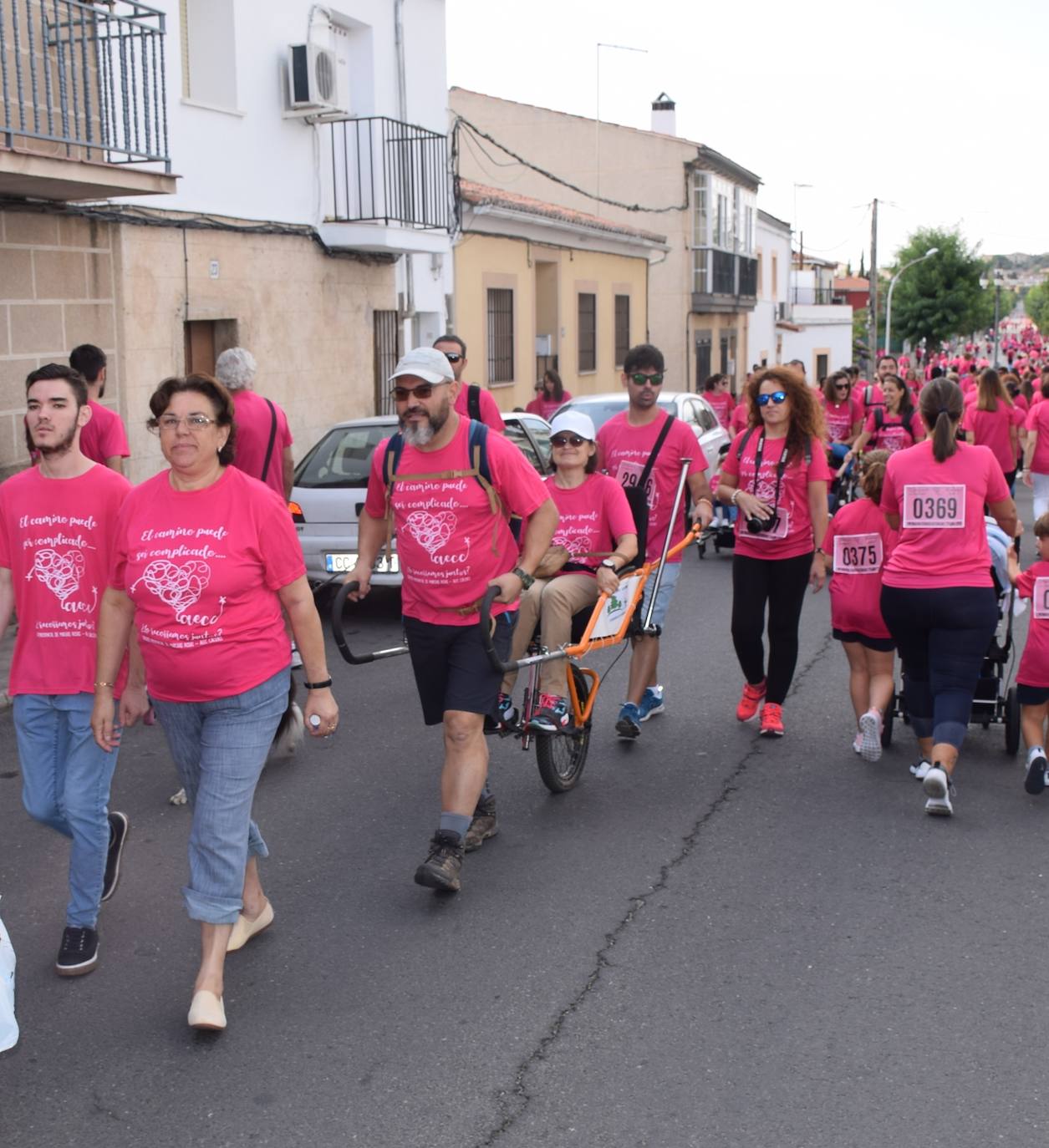 Imagen secundaria 2 - La ciudad se tiñe un año más de rosa con su marcha contra el cáncer